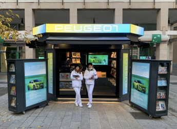 Una speciale edicola a Milano per scoprire la nuova PEUGEOT E-208