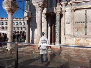 Venezia, blitz degli attivisti del clima contro la Basilica di San Marco