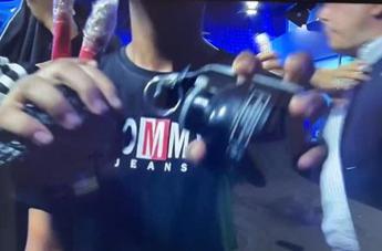 Commando con armi e dinamite interrompe il programma tv – Video