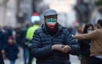 Covid Italia, giù i casi ma pochi test per ‘effetto Natale’: i dati di oggi