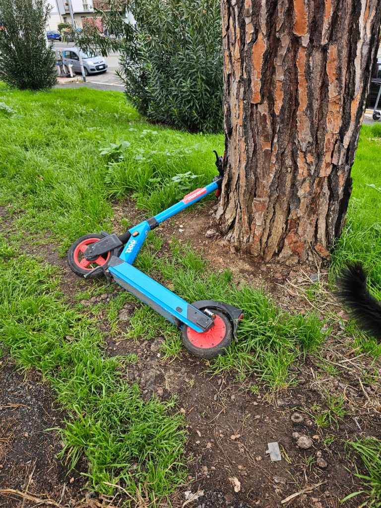 Roma monopattini elettrici abbandonati infrazioni