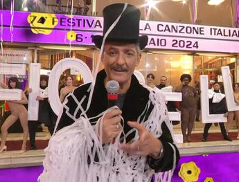 Fiorello, il mantello come Chiara Ferragni e Amadeus-Rosa Chemical