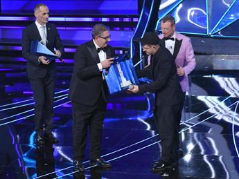 Geolier e i fischi a Sanremo, la difesa della coach: “Ha una voce da baritono incredibile”