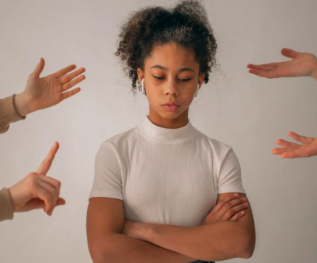 Crisi di mezz’età a vent’anni: la felicità dei giovani a rischio secondo il rapporto annuale