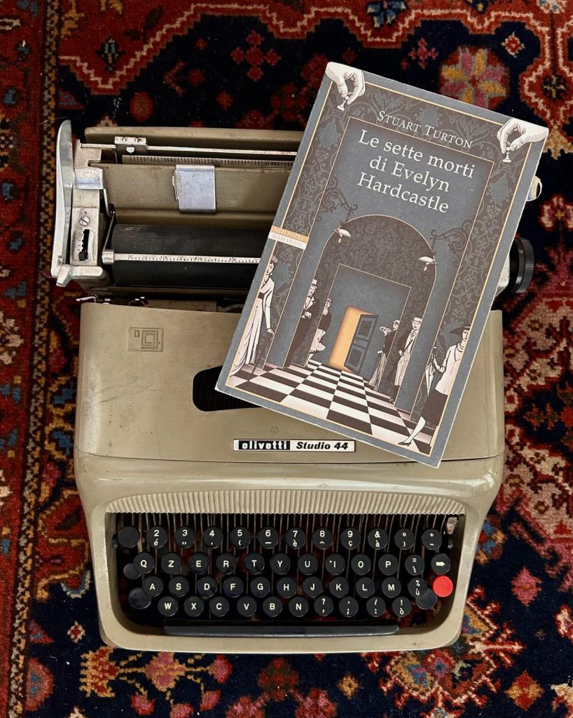 “Le sette morti di Evelyn Hardcaste”: un viaggio tra menti intricate
