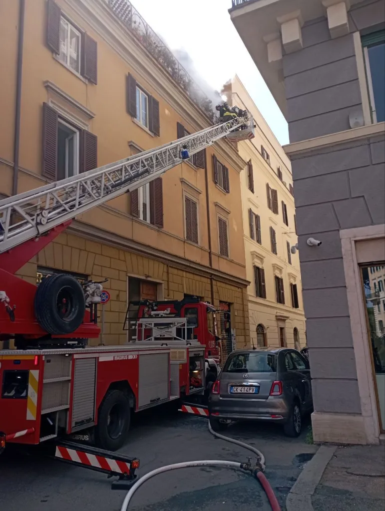 Fiamme in un appartamento al quarto piano in centro storico di Roma