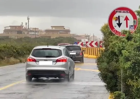 Litoranea, gli automobilisti contro l’installazione dei New Jersey: “Visibilità della strada compromessa”