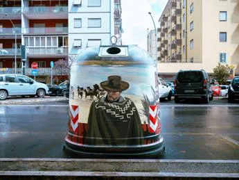 Roma, in via Tuscolana le campane del vetro diventano opere d’arte urbana