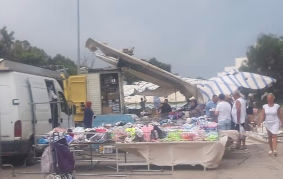 ARDEA – TOR SAN LORENZO: UN VORTICE DI VENTO SI ABBATTE SUL MERCATO RIONALE