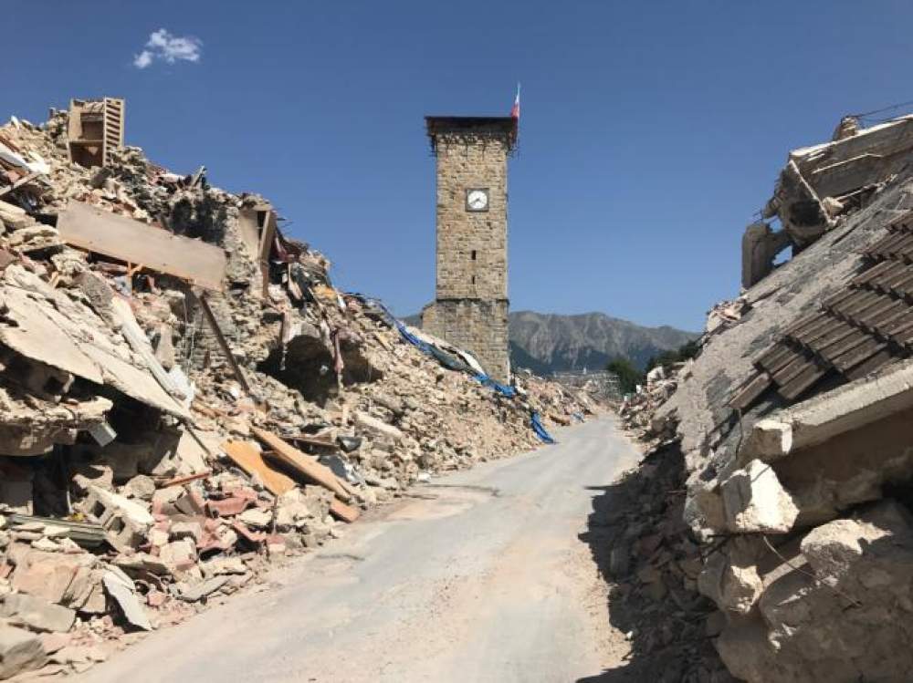 AMATRICE. 24 AGOSTO 2024. GIORNO DELLA MEMORIA, DEL DOLORE E DELLA SPERANZA LETTERA APERTA DEL SINDACO GIORGIO CORTELLESI ALLA PREMIER GIORGIA MELONI: “VENGA A TROVARCI. LA RICOSTRUZIONE ACCELERA. NO A PROVVEDIMENTI PROVVISORI” AMATRICE