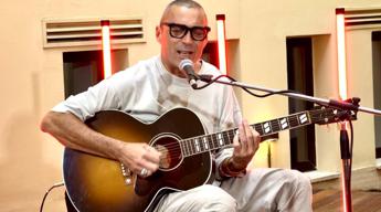 Alex Britti: “Chi sono oggi? Un papà, uno chef e un musicista che suonerà finché vive”