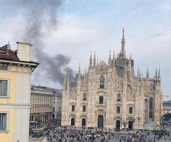 Milano, incendio in parcheggio sotterraneo nel centro: fumo in Duomo