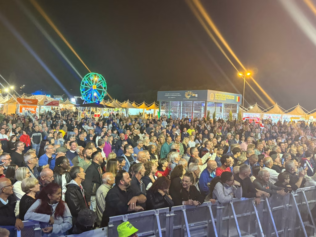 GRANDI SPETTACOLI NELL’ULTIMA SETTIMANA DELLA FESTA DEL FUNGO PORCINO DI LARIANO, DOMANI SUL PALCO FRED DE PALMA