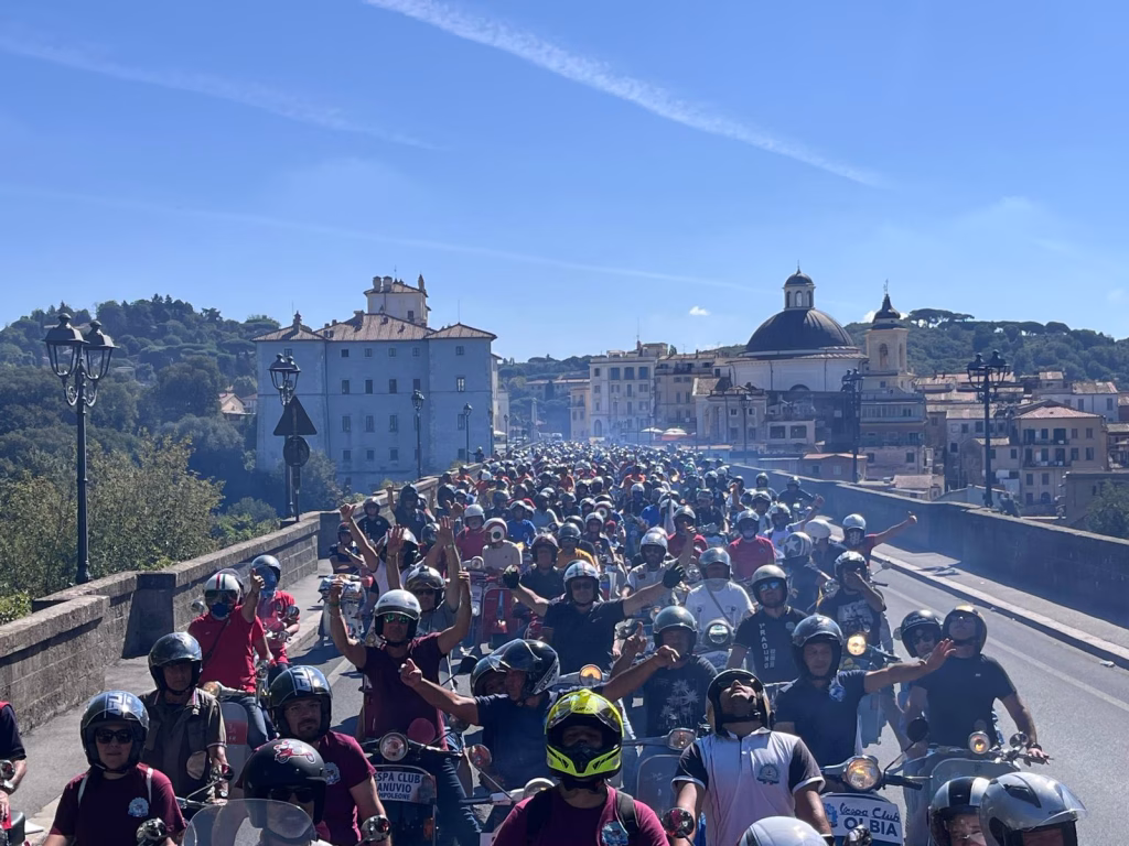 Grande successo per il IV Raduno dei Castelli Romani – Vespa Club Lanuvio: Ariccia al centro della passione vespistica