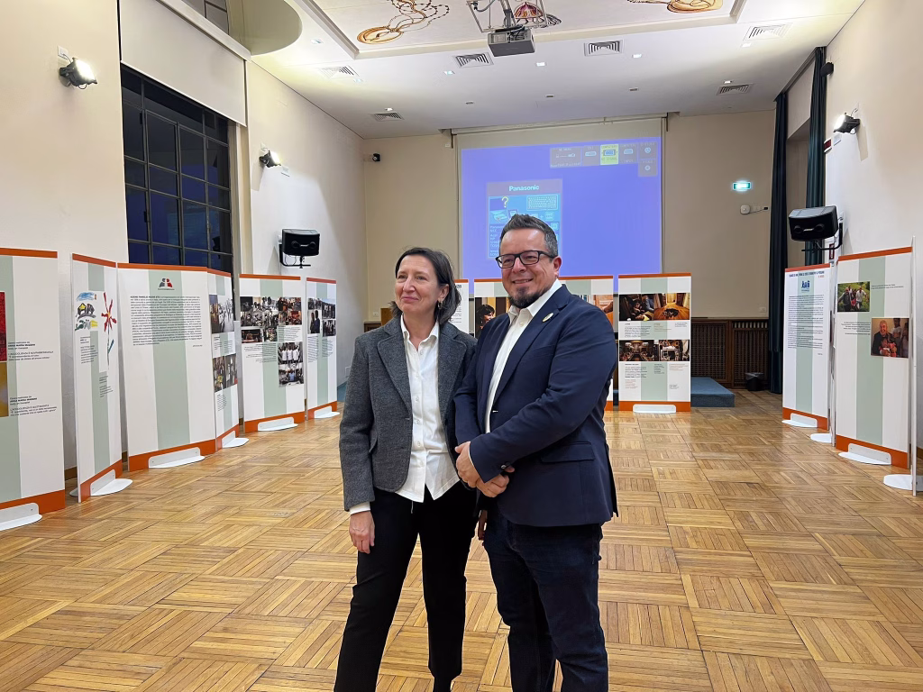 Inaugurata a Milano la mostra “L’Arte di Accogliere. Storie di affido, adozione e speranza”