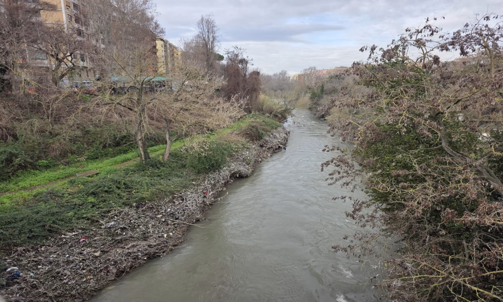 Roma, dopo il passaggio della piena dell’Aniene affiorano migliaia di rifiuti a Ponte Tazio (FOTO)