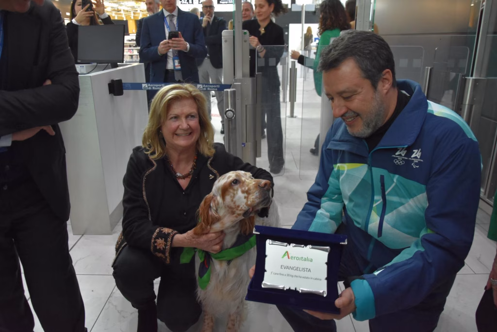 Al via il primo volo Aeroitalia con due cani di quasi 30 kg in cabina, alla presenza del Ministro Salvini