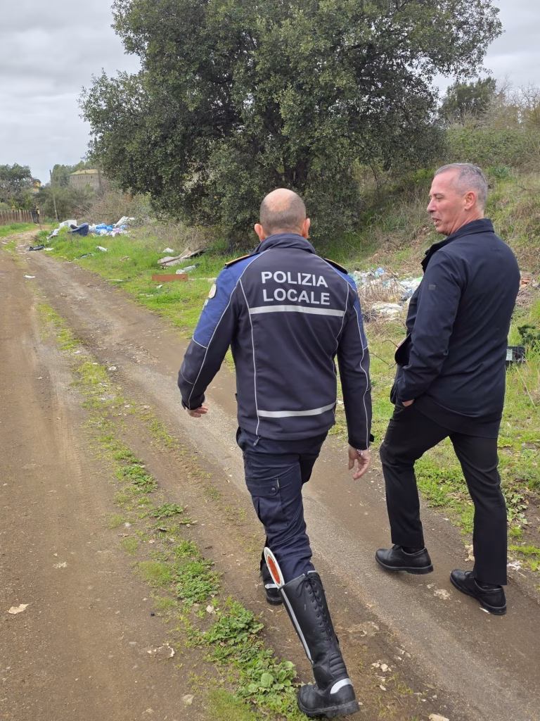 Ardea: sopralluogo del Consigliere Montesi e della polizia locale per la rimozione dei rifiuti in via Montagnano dove ci sono numerose discariche a cielo aperto