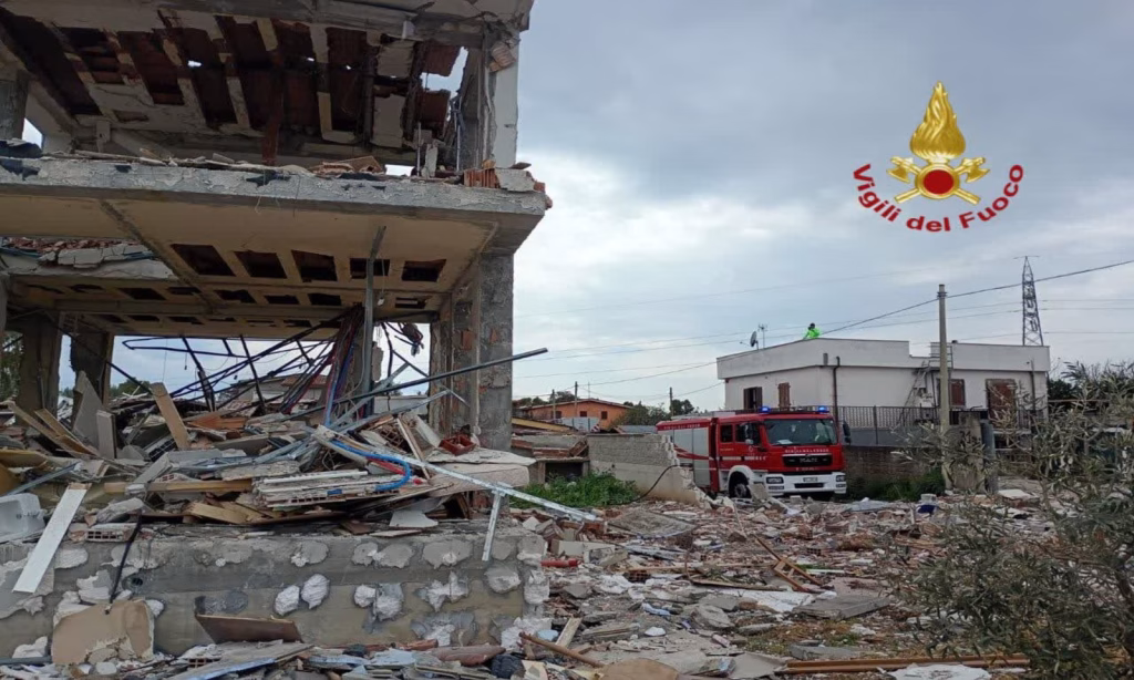 Roma, esplosione a Piana del Sole: colpite 3 villette, 2 feriti gravi. Si cercano eventuali dispersi