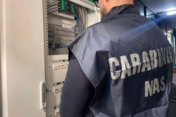 I carabinieri durante i controlli nella pasticceria