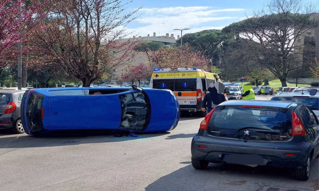 Roma, incidente alla Serpentara: auto ribaltata in viale Lina Cavalieri (FOTO)