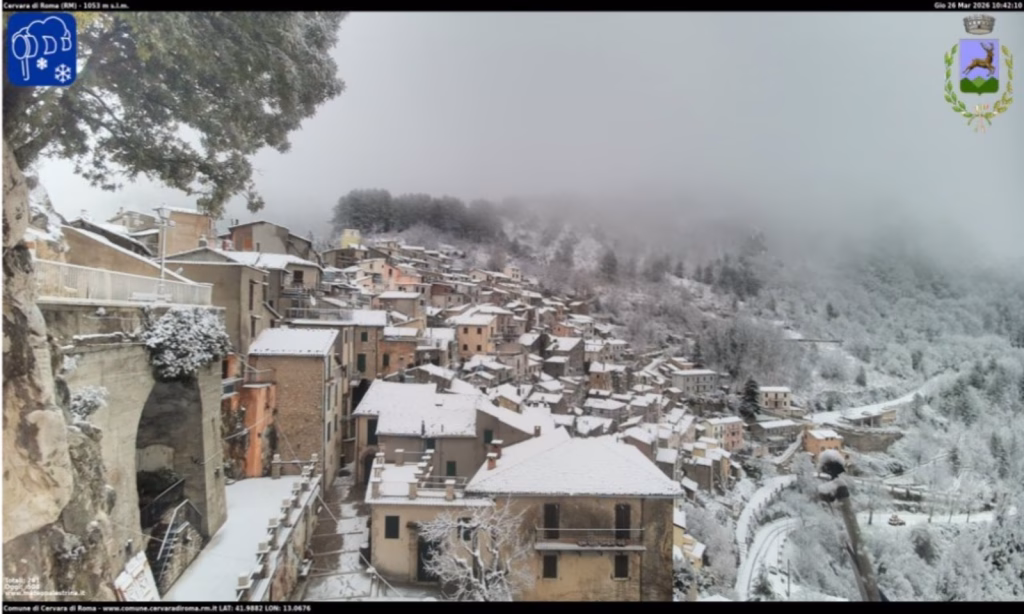 Lazio, nevicate dai Castelli a Guadagnolo: brusco calo termico e grandine a Roma, in aumento le raffiche di vento