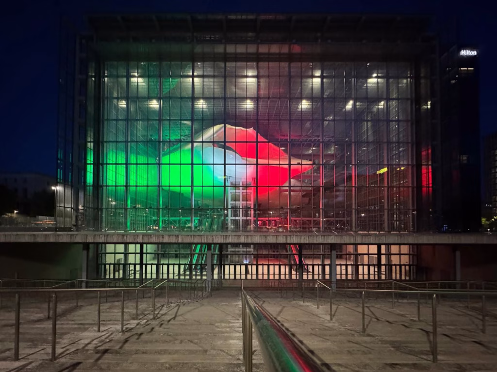 Festa della Liberazione. EUR SpA: Nuvola illuminata con il Tricolore