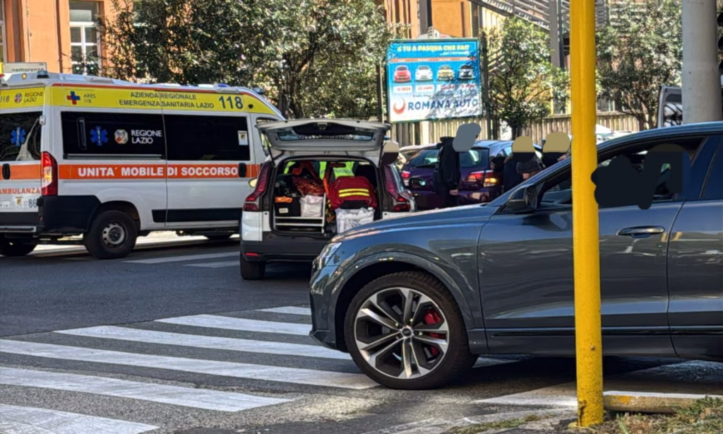 Roma, investiti due pedoni in via Nemorense (FOTO)