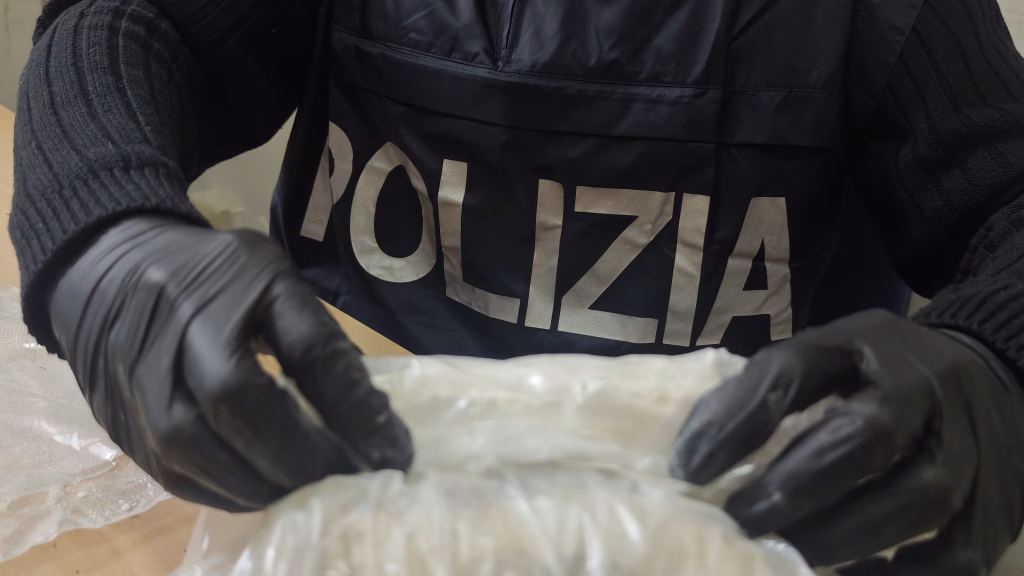 ROMA, SPACCIO “IN CORSA” E VEDETTE PER LA FUGA: 5 ARRESTI LAMPO DEI FALCHI DELLA POLIZIA DI STATO