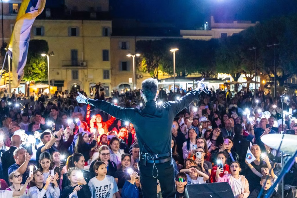 Grande folla in piazza per Ferrarini: “Torneremo orgogliosi di essere cittadini di Albano”