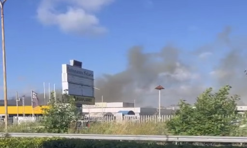 Roma, incendio nel sottotetto di un concessionario sulla Salaria