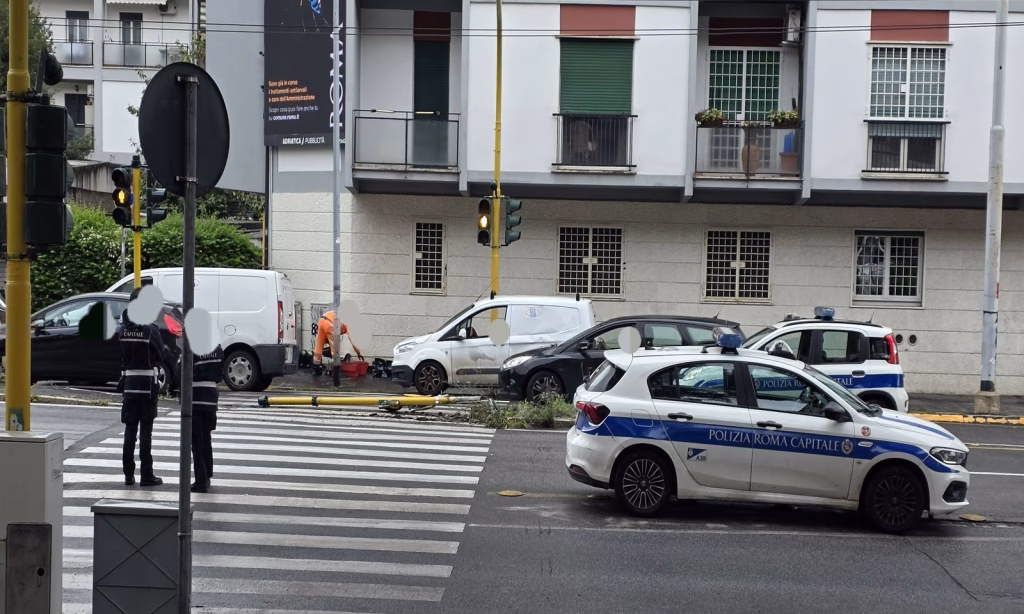 Roma, si schianta su un semaforo e sradica il marciapiede (FOTO)