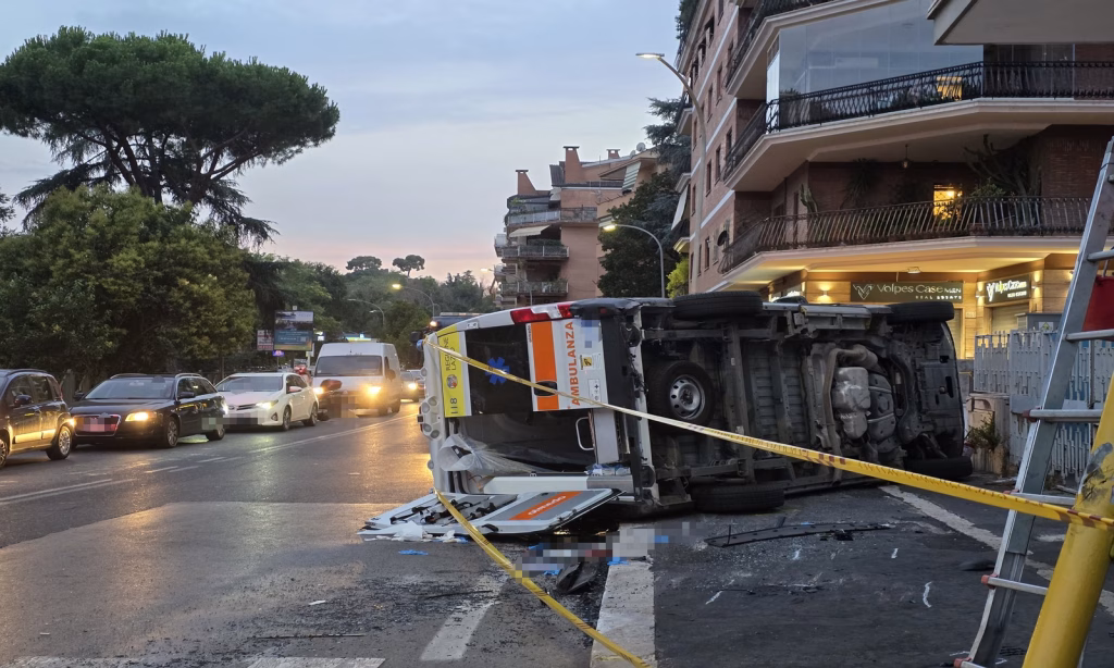 Roma, grave incidente sulla Nomentana: ribaltata un’ambulanza, 4 feriti