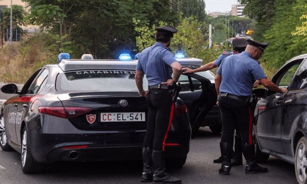 Roma, inseguimento a Talenti: fuggitivi si schiantano sul marciapiede in piazza Primoli