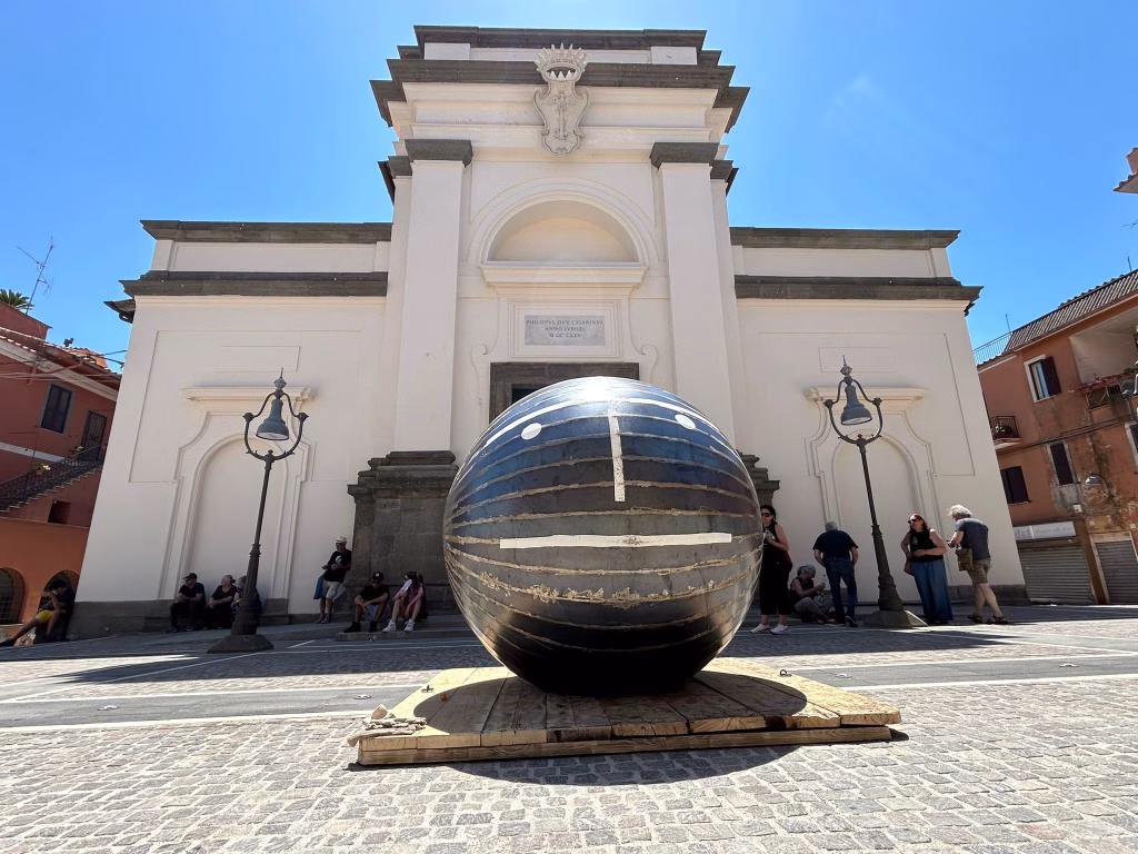 LANUVIO, È PARTITO IERI IL VIAGGIO DI “THE VERRIBALL”: LA SFERA DELL’ARTE DI GIUSEPPE VERRI IN MARCIA VERSO VENEZIA