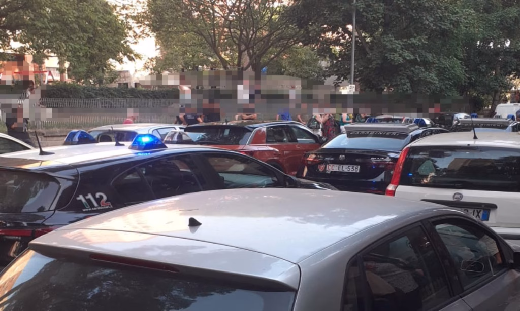 Roma, entra in un bar a Colle Salario con un machete e danneggia i tavolini: aggrediti anche due carabinieri, ci sono due fermati