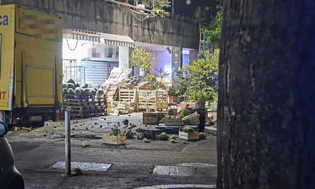 Roma, raid in una frutteria a Colle Salario: aggredito titolare e cliente, distrutta parte della merce