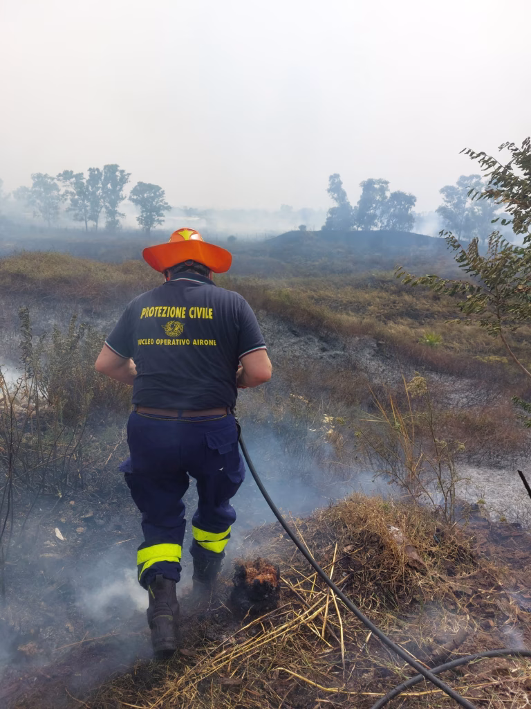Pomezia – Castel Romano, lungo intervento della Protezione Civile e Vigili del Fuoco nel pomeriggio di ieri per un vasto incendio.