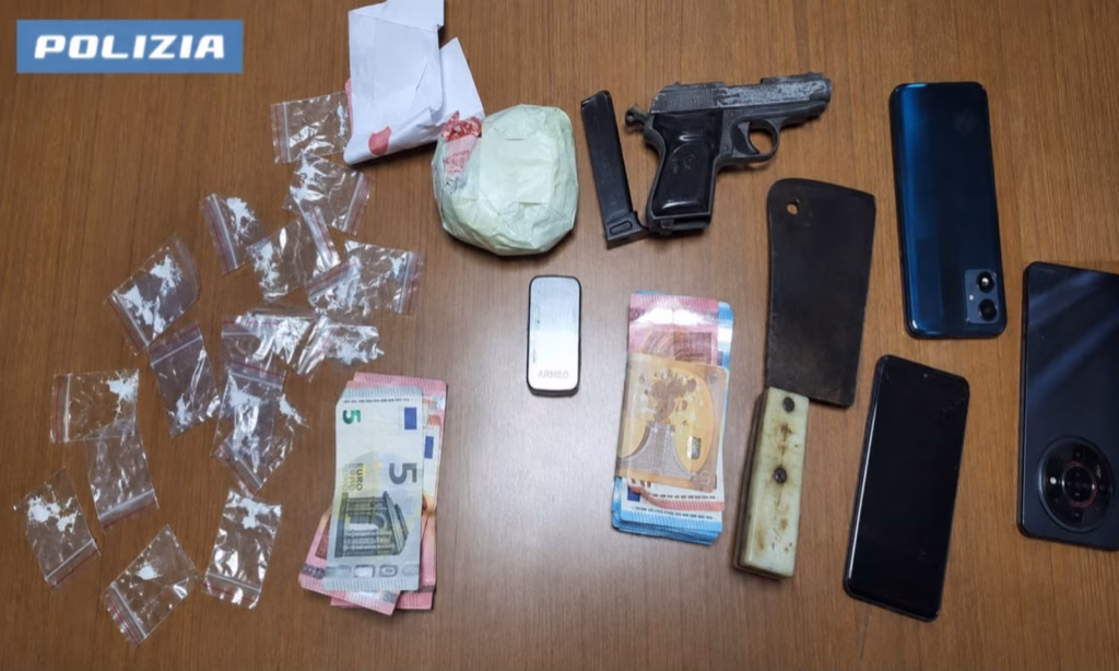 Roma, la Polizia di Stato trova quasi 1 kg di droga e una pistola in un appartamento al Tufello: arrestato un 38enne