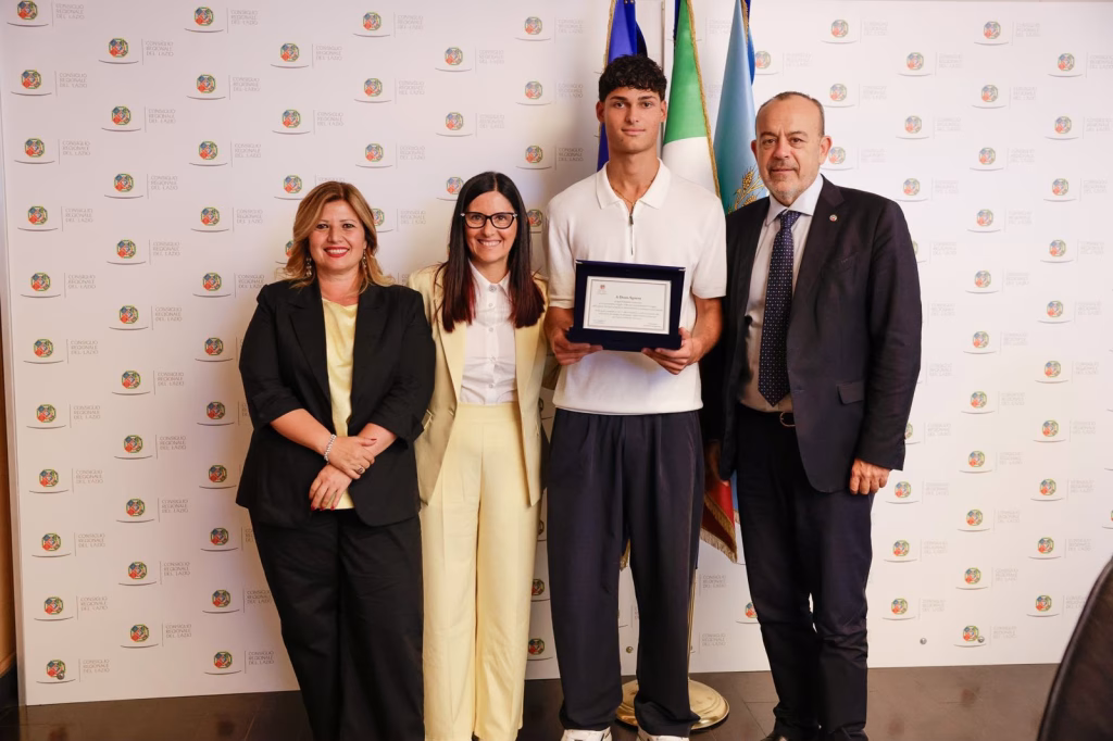 REGIONE LAZIO PREMIATO DENIS, IL BAGNINO 17ENNE CHE IN UN GIORNO SALVÒ 8 PERSONE IN MARE A TOR VAIANICA.