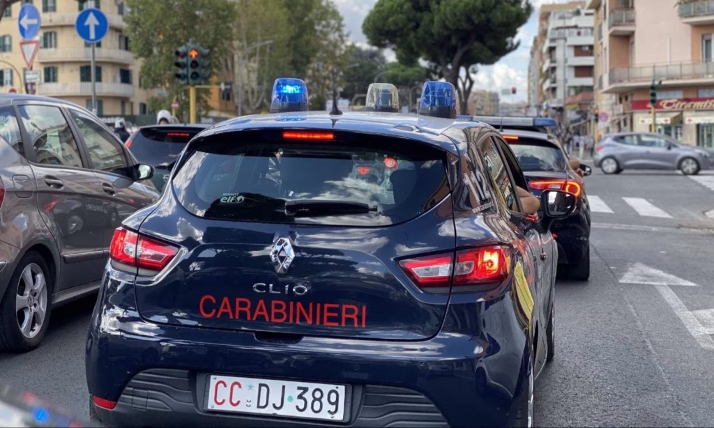 Roma, ha un malore alla guida e si schianta su un’auto e dei cassonetti: provvidenziale l’intervento dei carabinieri con il DAE