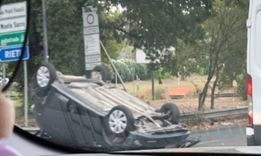 Roma, incidente tra due automobilisti: un’auto finisce ribaltata