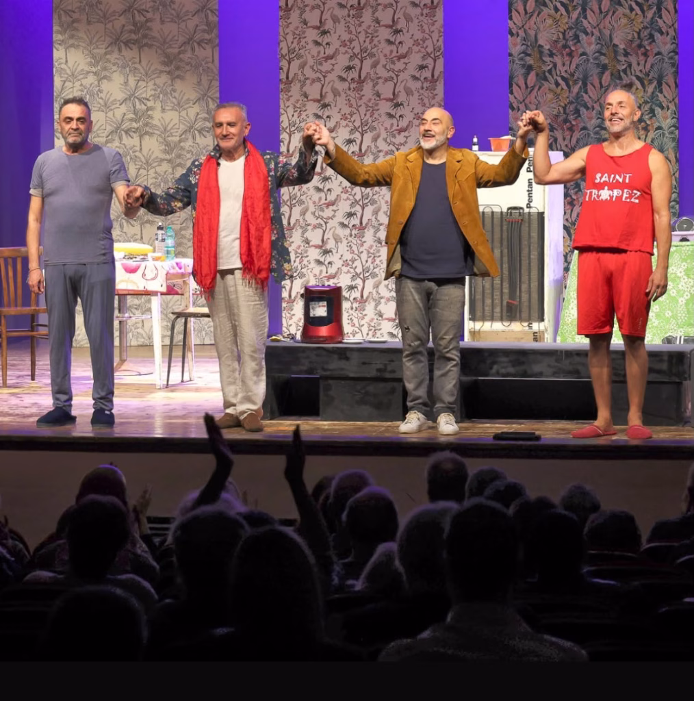 “Casalinghi Disperati” al Teatro Roma: quattro uomini, un divorzio di troppo e novanta minuti di risate a crepapelle Casalinghi Disperati