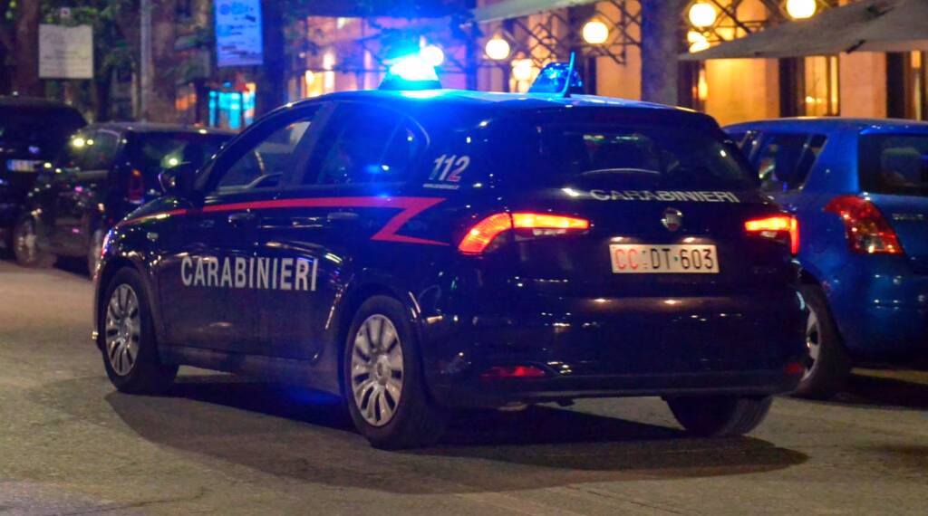 Roma, in Carabinieri della zona Trionfale, salvano una donna in preda ad una crisi di nervi, con un grosso coltello in mano